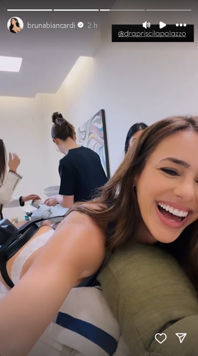Neymar surpreende Bruna Biancardi durante procedimento no bumbum — Foto: Reprodução/Instagram @brunabiancardi