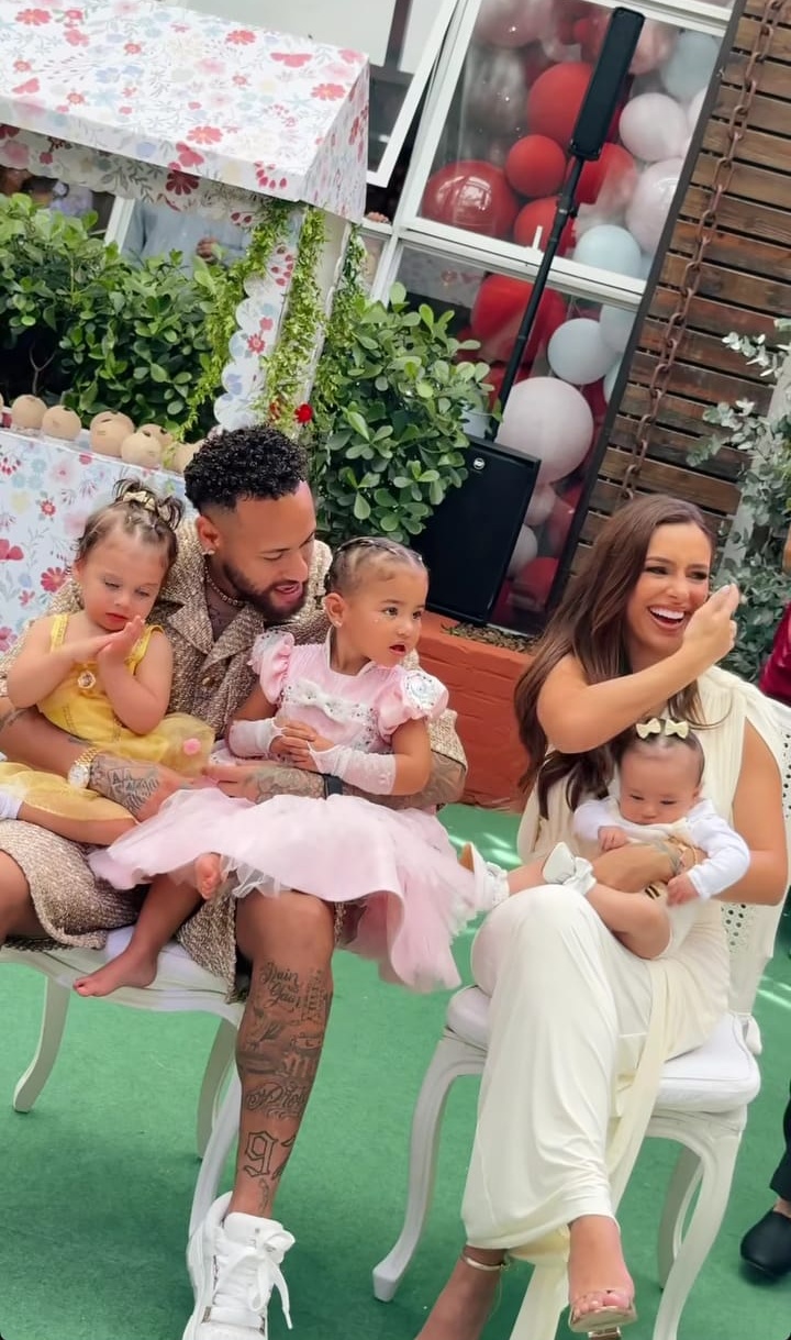 Neymar posa com Helena, Mavie, Mel e Bruna Biancardi - Foto: Instagram