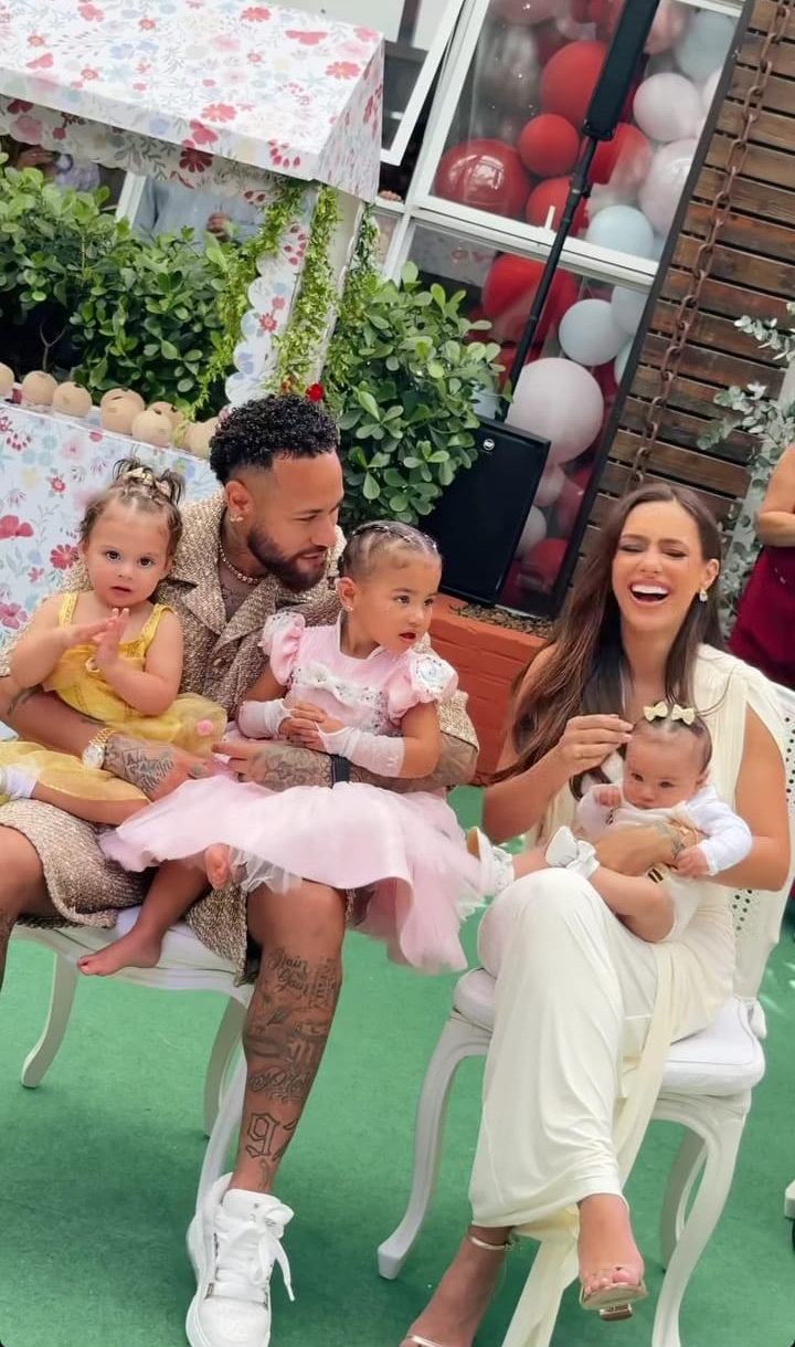 Neymar posa com Helena, Mavie, Mel e Bruna Biancardi - Foto: Instagram