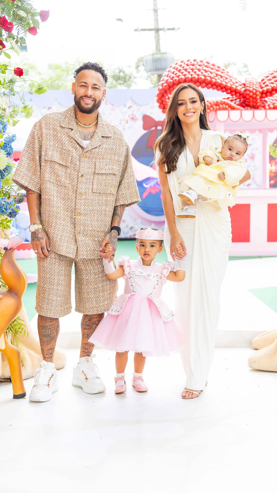 Neymar Jr e Bruna Biancardi com as filhas, Mavie e Mel - Reprodução/Instagram @brunabiancardi