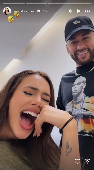 Neymar surpreende Bruna Biancardi durante procedimento no bumbum — Foto: Reprodução/Instagram @brunabiancardi