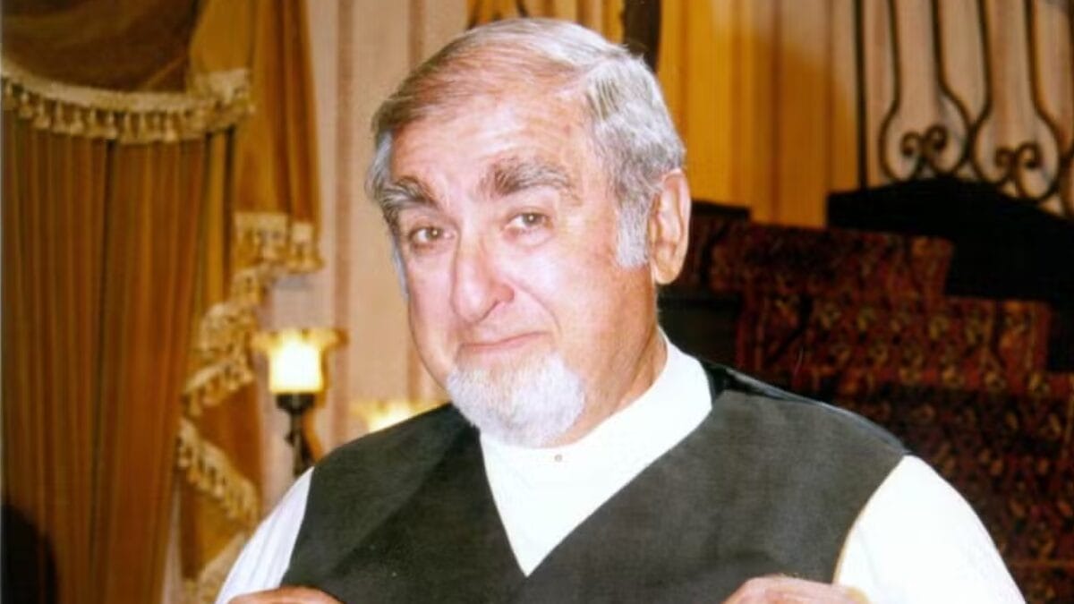 Elias Gleizer como Padre Olavo em Terra Nostra - Foto: Reprodução / TV Globo