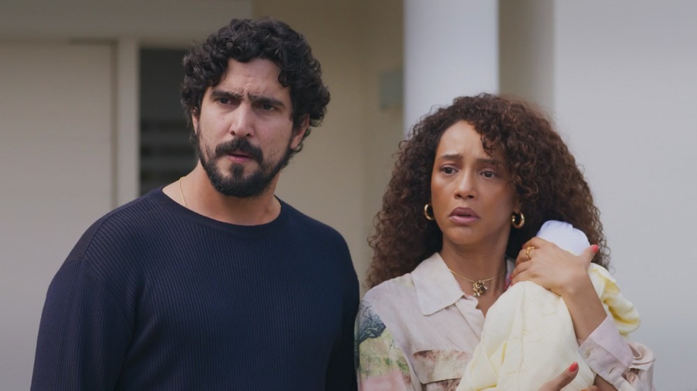 Raquel (Taís Araujo) se choca com decisão de Maria de Fátima (Bella Campos) - Foto: Reprodução / TV Globo