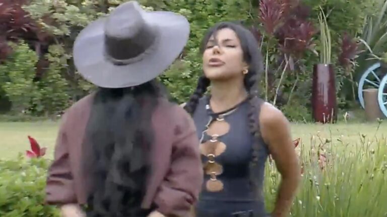 A Fazenda 17: Carol choca ao cuspir no rosto de Rayane