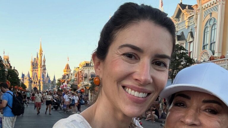 Rebeca Abravanel se declara ao postar foto com a mãe: ‘Minha maior inspiração’
