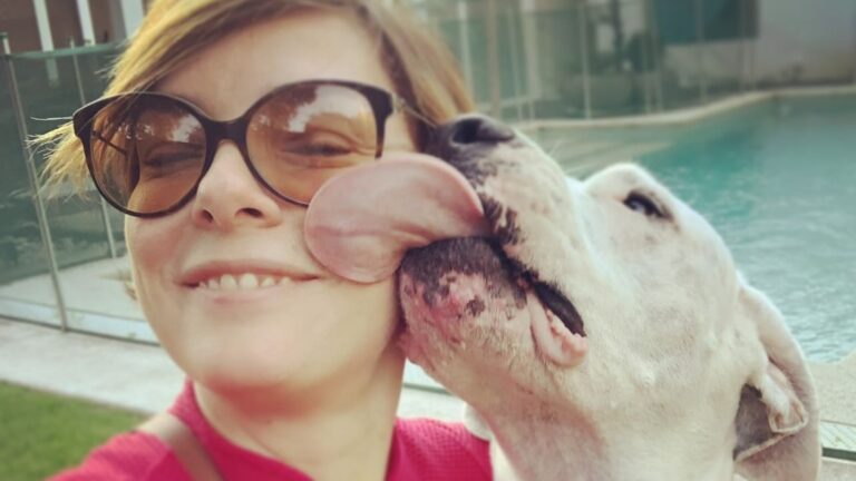 Regiane Alves se despede de cachorra da família com texto emocionante