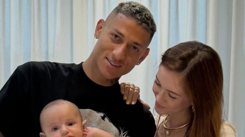Richarlison e Amanda comemoram o mesversário do filho - Foto: Instagram/@amandinha.ad