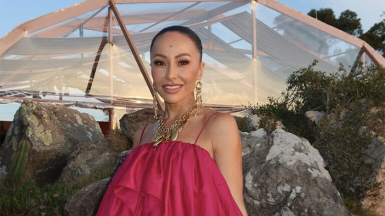 Sabrina Sato exibe as pernas musculosas em look estiloso para o casamento de amigas
