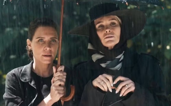 Sandra (Flávia Alessandra) assiste ao próprio sepultamento com Inês (Joana Solnado) — Foto: Reprodução/Globo