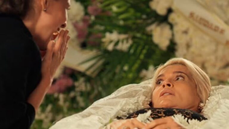Êta Mundo Melhor!: Sandra sai do caixão e promete vingança após funeral