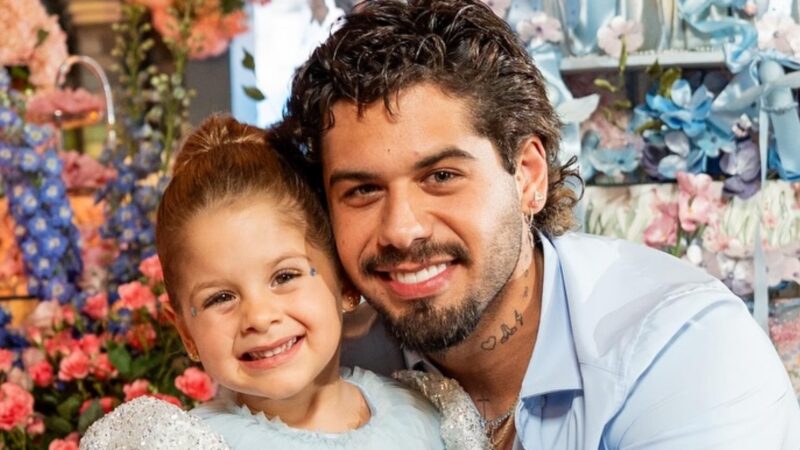 Zé Felipe posta fotos com Maria Flor