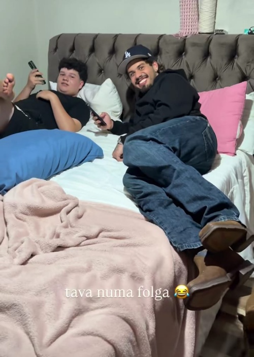 Zé Felipe na casa da avó de Ana Castela 