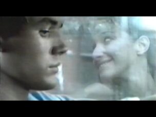 Chris Duran e Sabrina Parlatore - clipe Agua de Lluvia (Foto: Reprodução/YouTube)