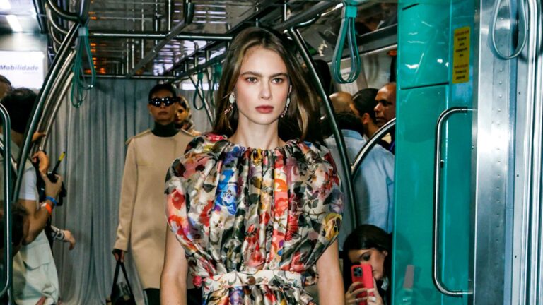 Gloria Coelho celebra 50 anos de carreira com desfile histórico na Estação Júlio Prestes