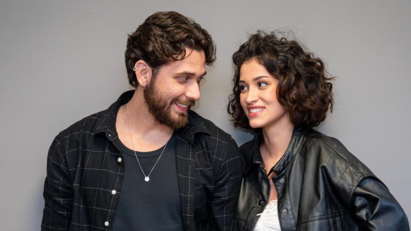 Gustavo Mioto e Maya Aniceto nos bastidores de Cinderela e o Segredo do Pobre Milionário - Foto: Globo/ Bob Paulino