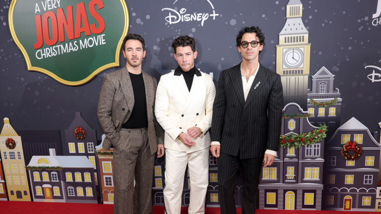 Nick, Joe e Kevin voltam às telas após 15 anos e entregam uma aventura divertida em ‘Um Natal Bem Jonas Brothers’