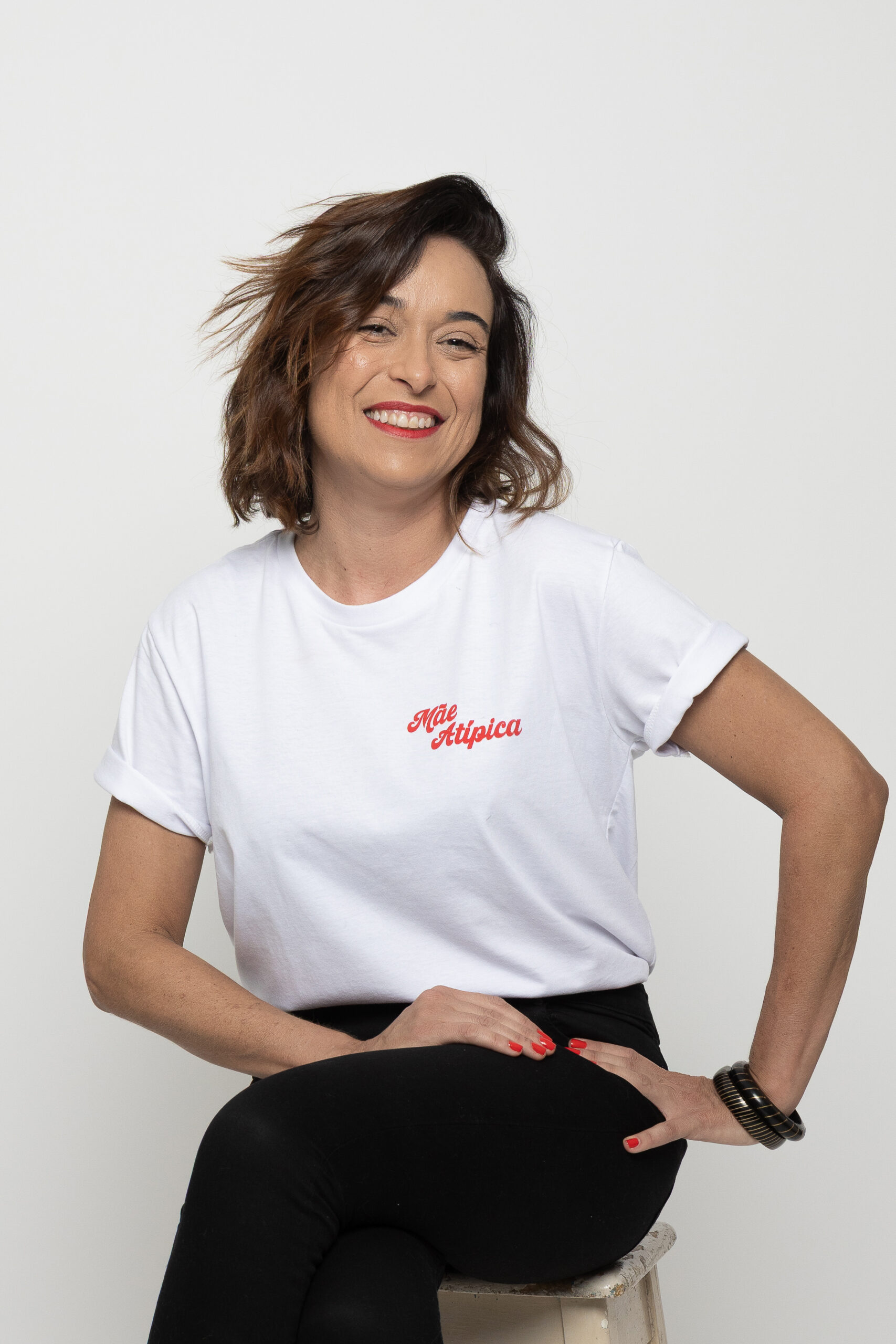 Mona Camargo com a camiseta Mãe Atípica - Foto: Felipe Garcia @feehgarcia