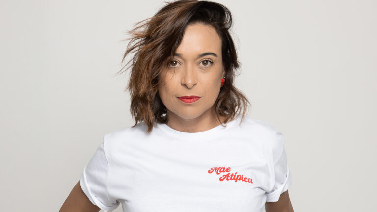 Mona Camargo lança a t-shirt ‘Mãe Atípica’ em projeto de moda e impacto social
