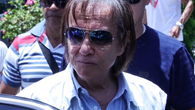 Roberto Carlos dá o último adeus para a irmã, Norma, durante o velório