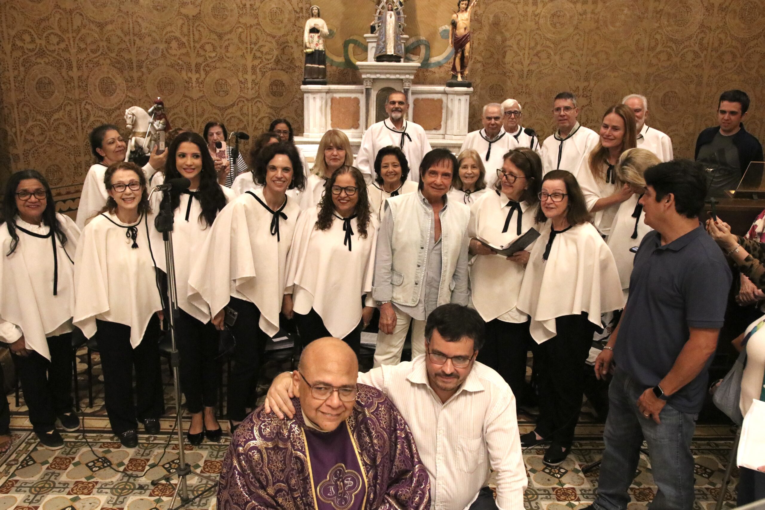Roberto Carlos na missa - Foto: Rogério Fidalgo / AgNews