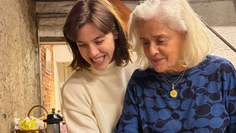Alice Wegmann e Marieta Severo comemoram aniversário juntas após final de Vale Tudo