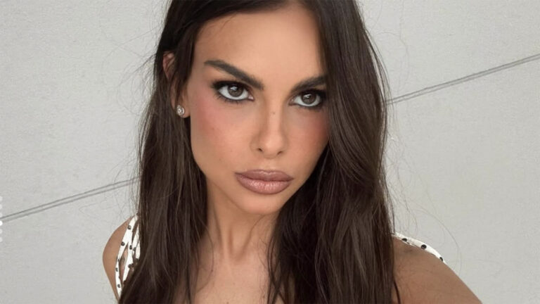 Amanda Kimberlly exibe a barriga reta apenas um ano após o parto