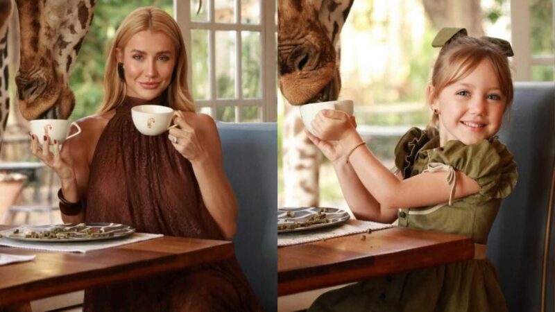 Ana Paula Siebert e Vicky Justus tomam café com girafas