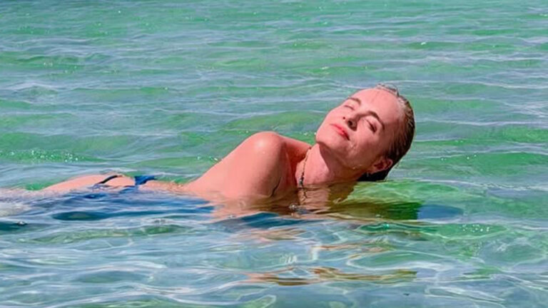 Angélica faz topless em viagem com o marido no seu aniversário