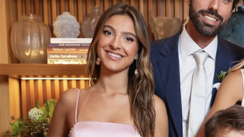 Influencer Antonela Braga exibe seu look para ir ao casamento da mãe