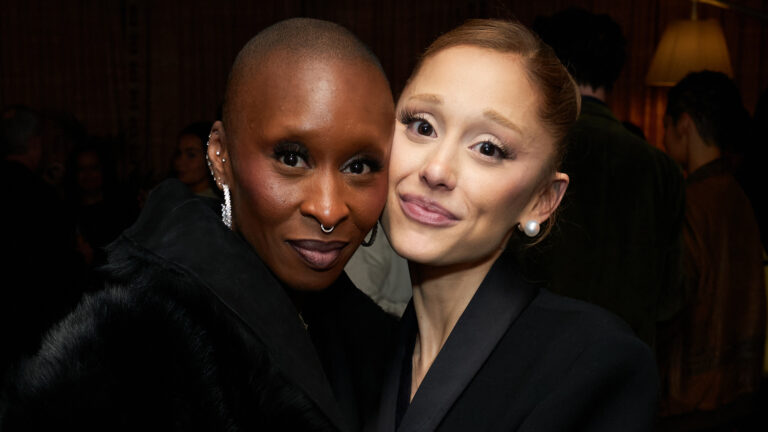 Por que Ariana Grande e Cynthia Erivo se tocam tanto? Explicação vem à tona