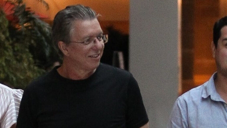 Boninho faz rara aparição com o filho, Pedro, em dia no shopping