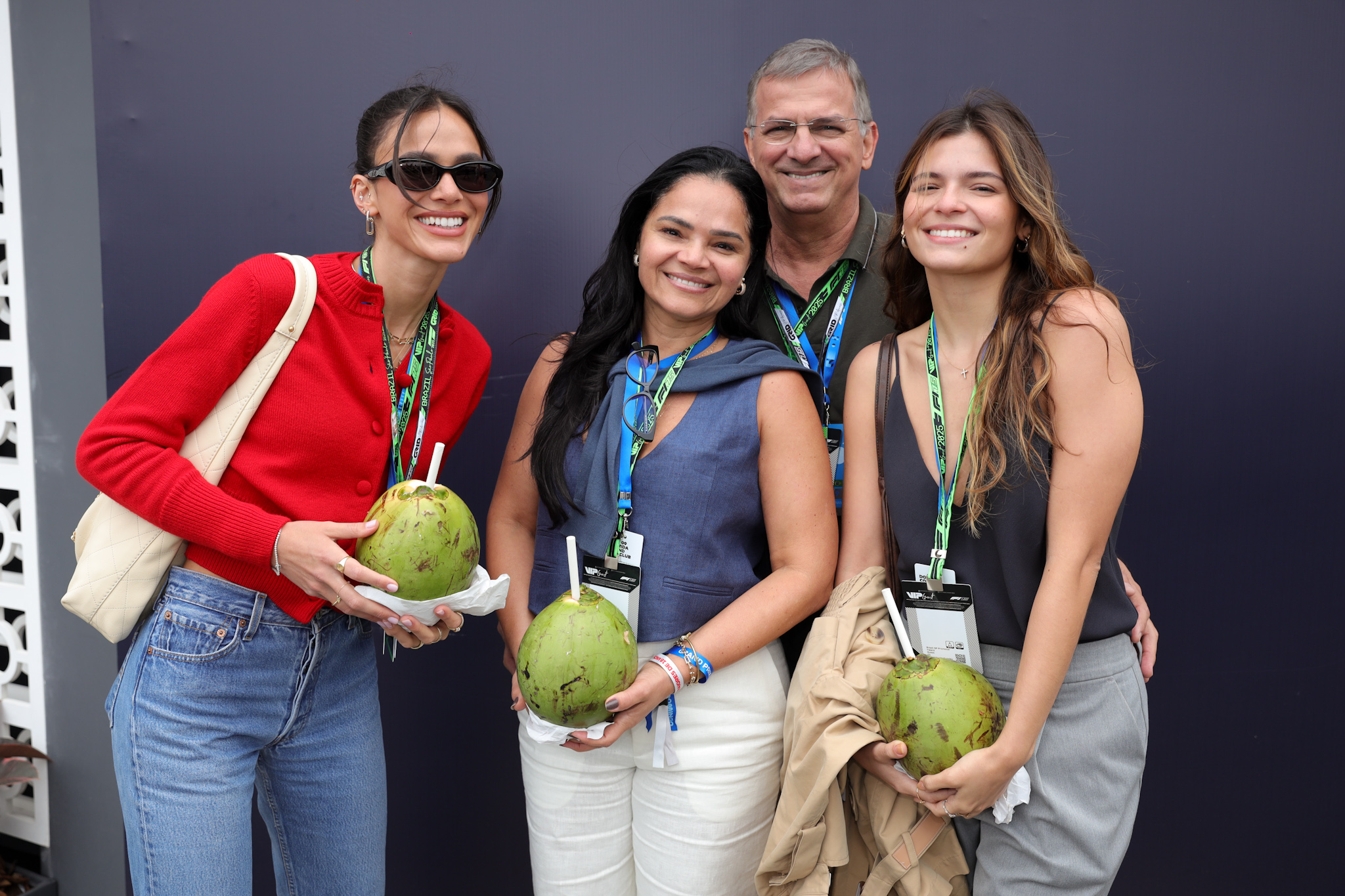 Bruna Marquezine com a família no Grande Prêmio de F1