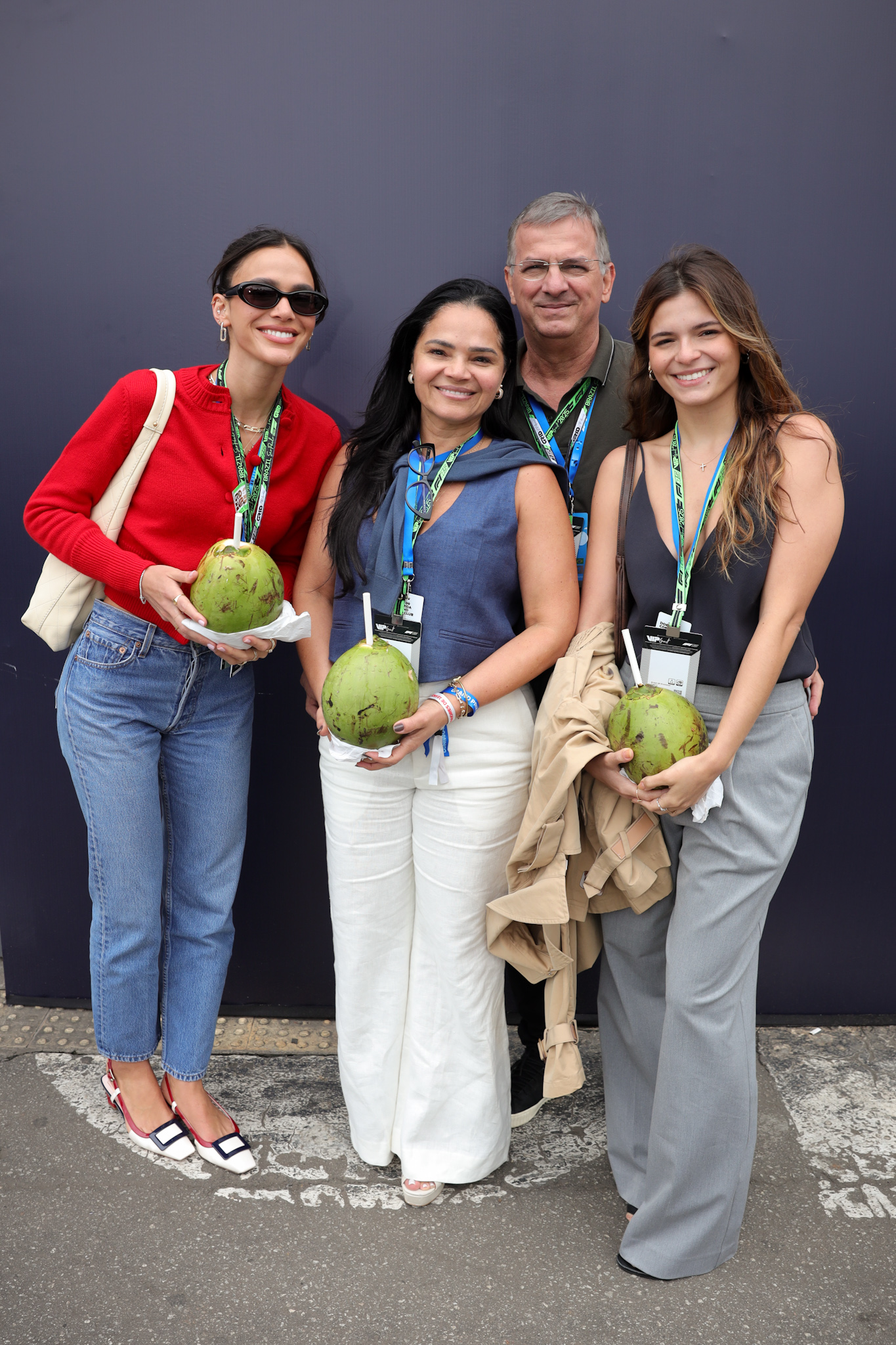 Bruna Marquezine com a família no Grande Prêmio de F1 - Fotos: Lucas Ramos / Brazil News