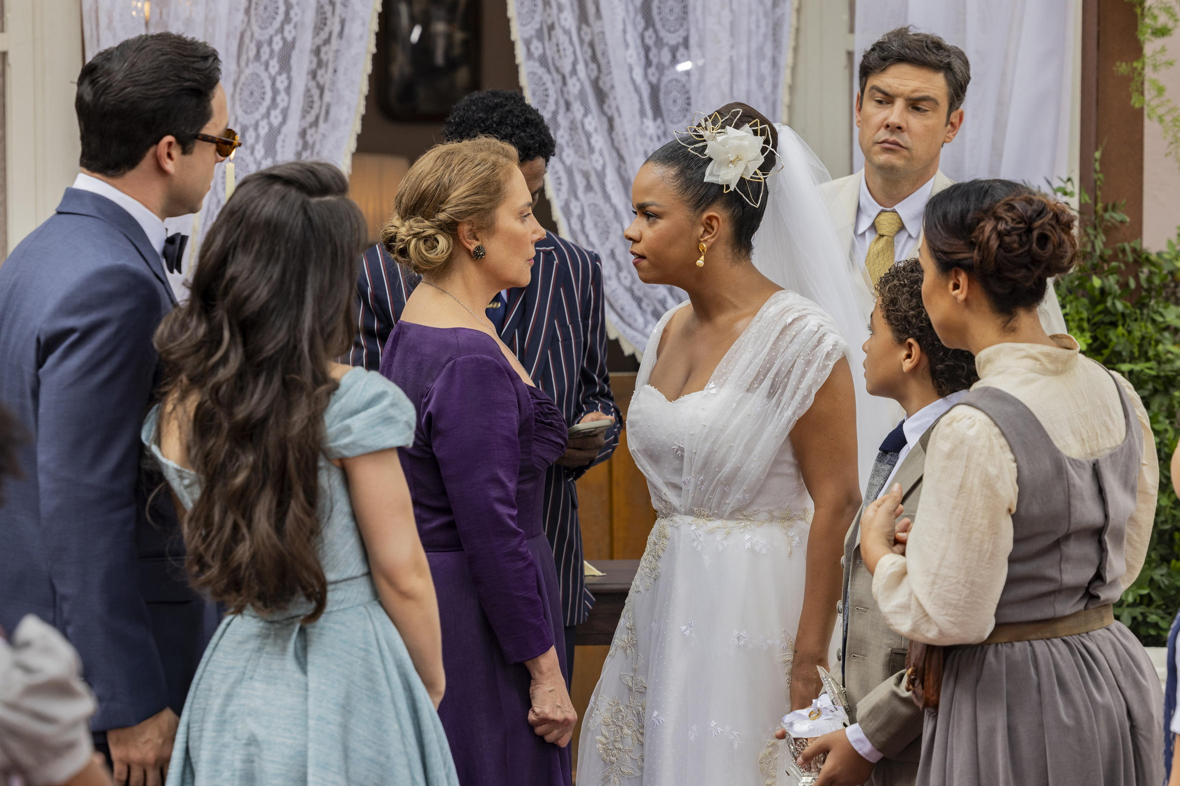 Dita e Candinho se casam em ‘Êta Mundo Melhor!’ e Zulma tenta atrapalhar a cerimônia Cap111 – Cena 1 - Casamento de Dita ( Jeniffer Nascimento ) e Candinho ( Sergio Guizé ). Zulma ( Heloisa Périssé ) interrompe a cerimônia e inicia uma guerra de bolo. após a confusão, o casamento continua e os noivos se beijam. Globo/ Fábio Rocha