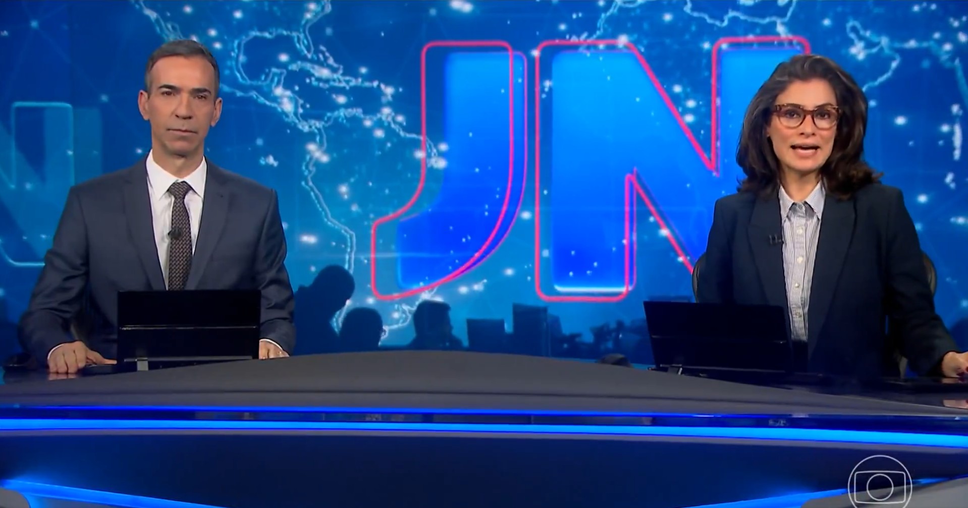 César Tralli e Renata Vasconcellos no Jornal Nacional - Foto: Reprodução / TV Globo