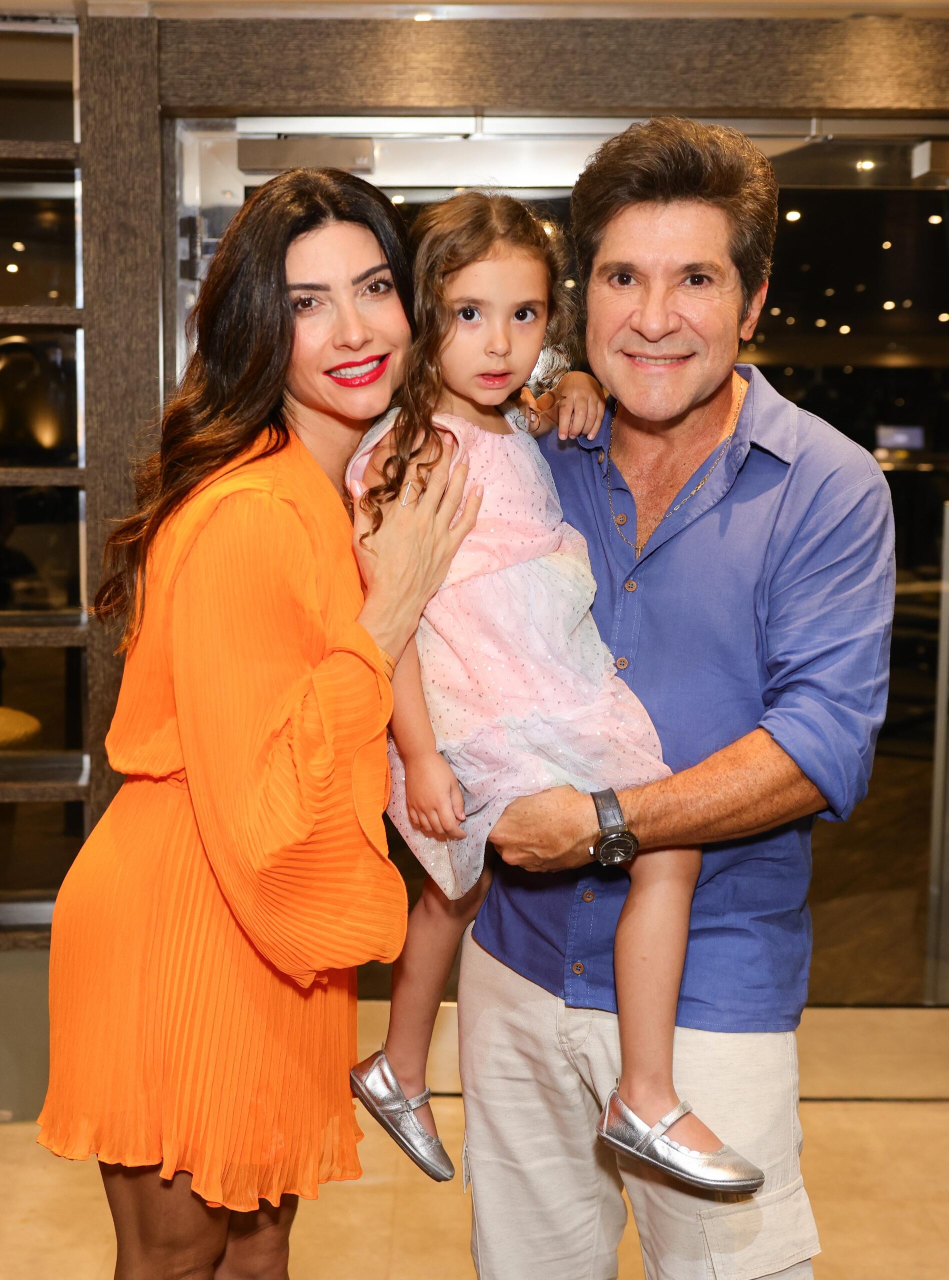 Daniel com a filha caçula e a esposa - Foto: Lucas Ramos / Brazil News