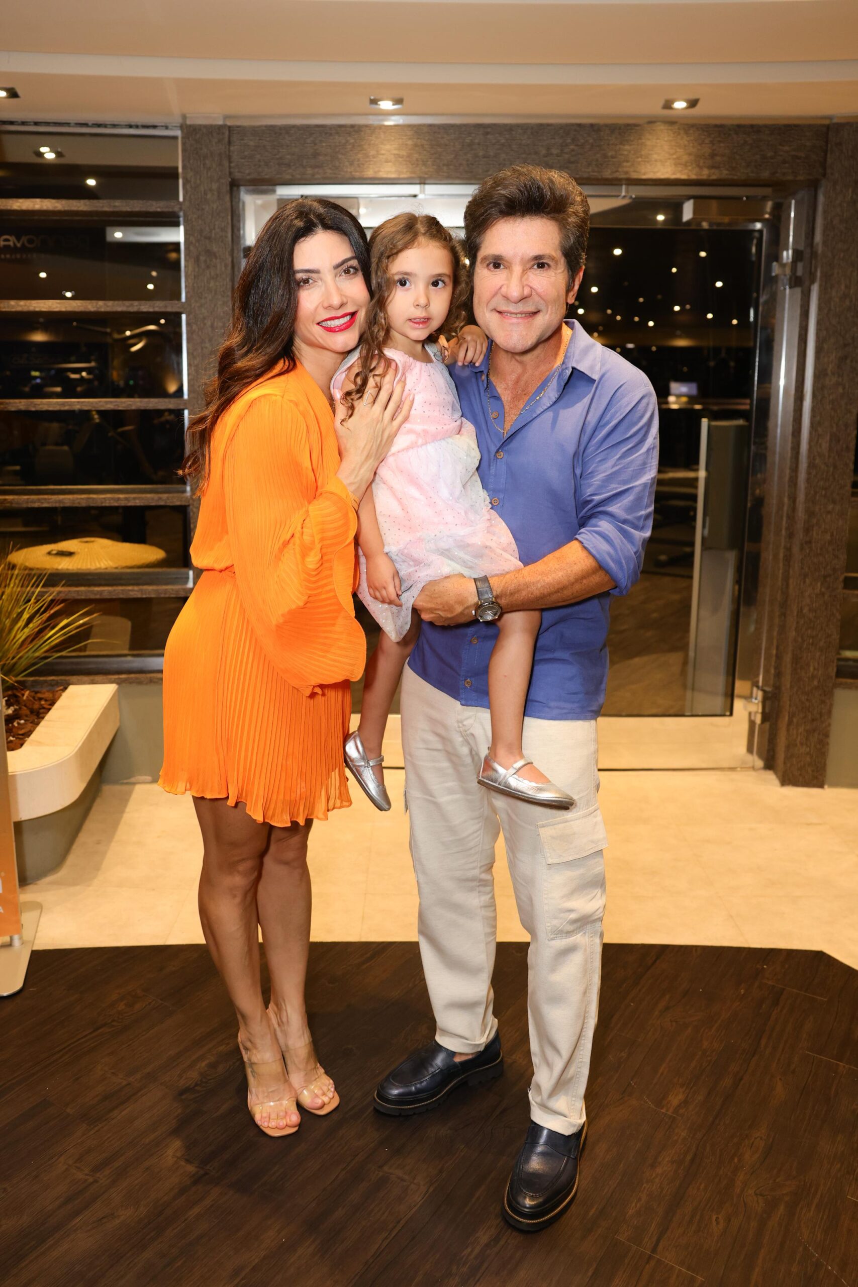 Daniel com a filha caçula e a esposa - Foto: Lucas Ramos / Brazil News