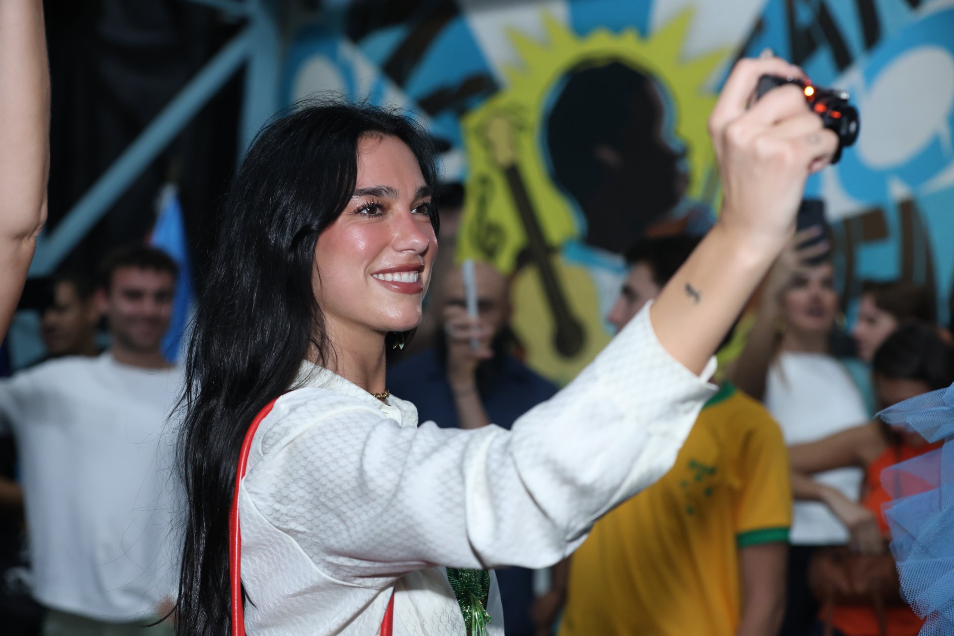 Dua Lipa na quadra da Vila Isabel - Foto: Daniel Pinheiro/BrazilNews