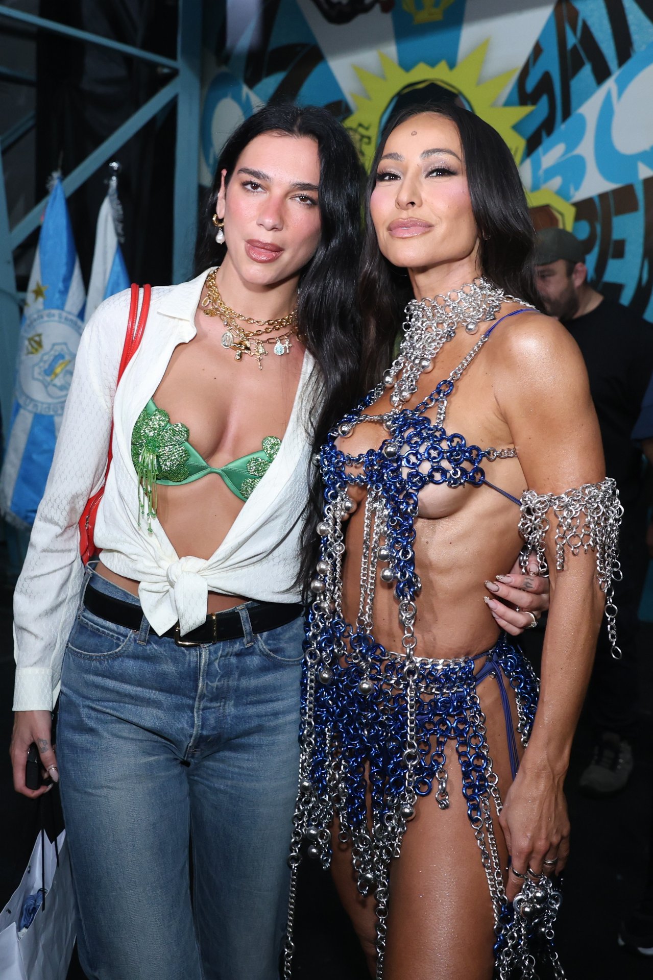 Dua Lipa e Sabrina Sato na quadra da Vila Isabel - Foto: Daniel Pinheiro/BrazilNews