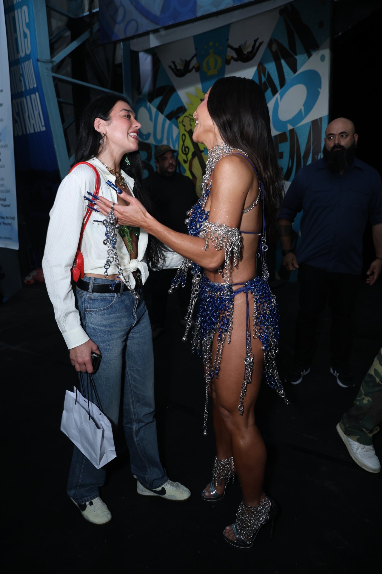 Dua Lipa e Sabrina Sato na quadra da Vila Isabel - Foto: Daniel Pinheiro/BrazilNews