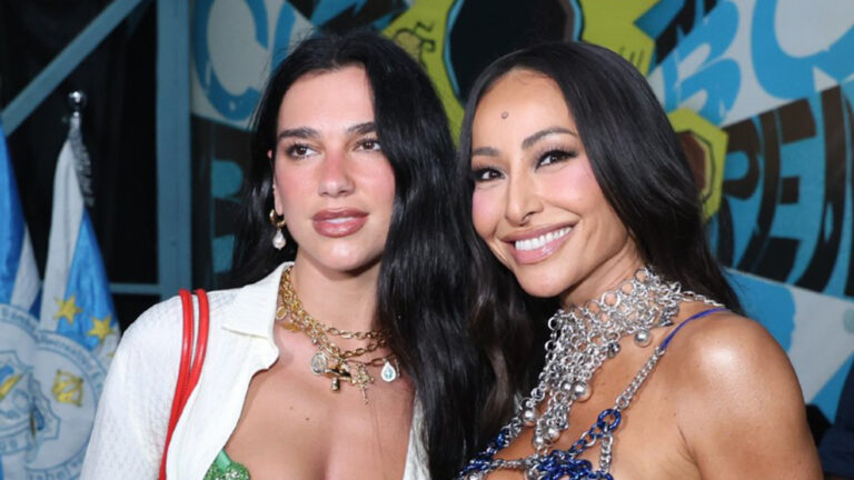 Dua Lipa conhece o samba ao lado de Sabrina Sato na quadra da Vila Isabel