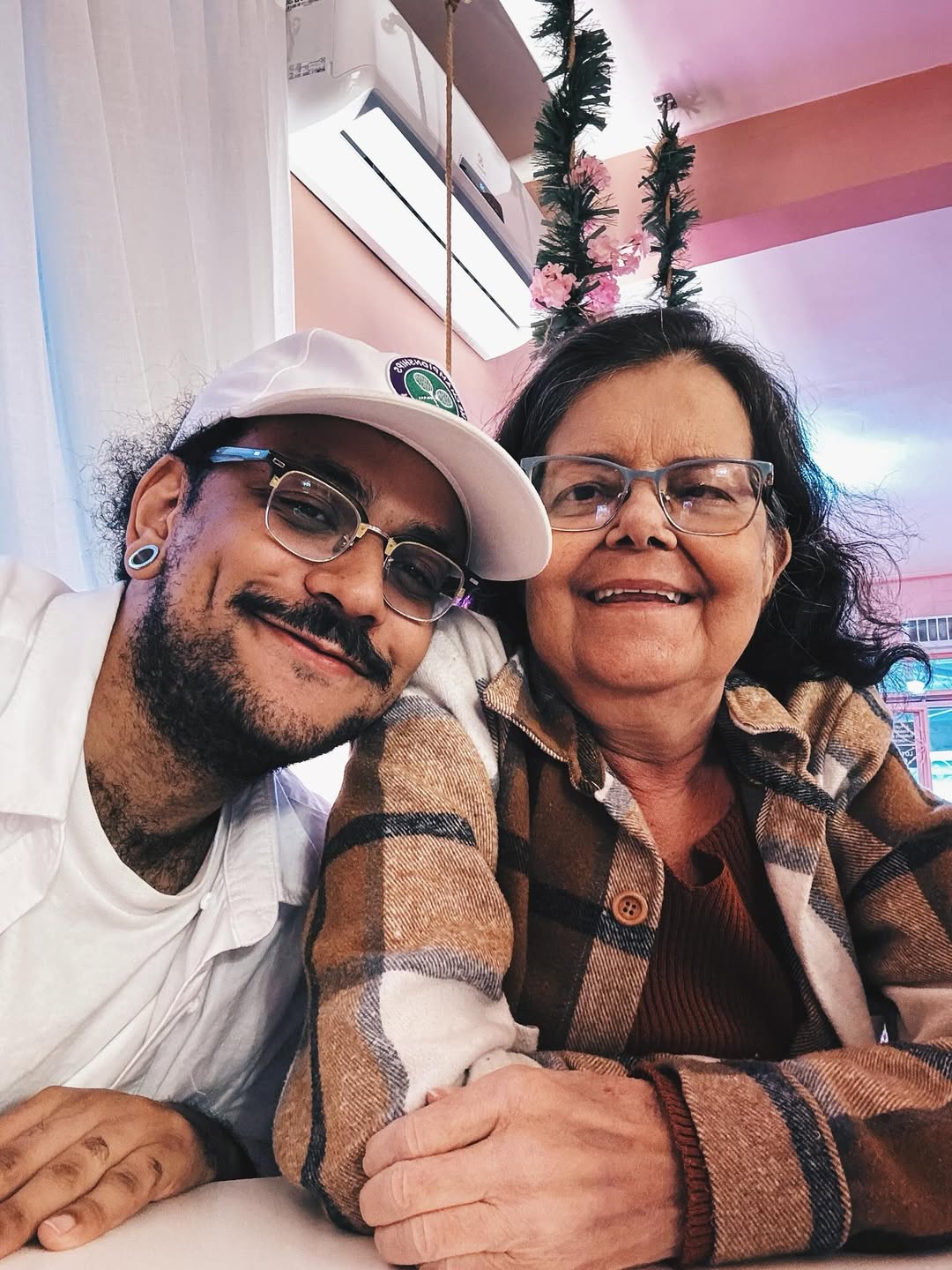 João Luiz Pedrosa com a mãe, Lucilene - Foto: Reprodução / Instagram @joaolpedrosa 