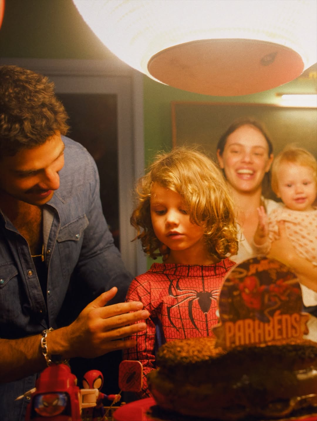 Chay Suede e Laura Neiva celebram 4 anos do filho, José - Foto: Reprodução / Instagram @chay