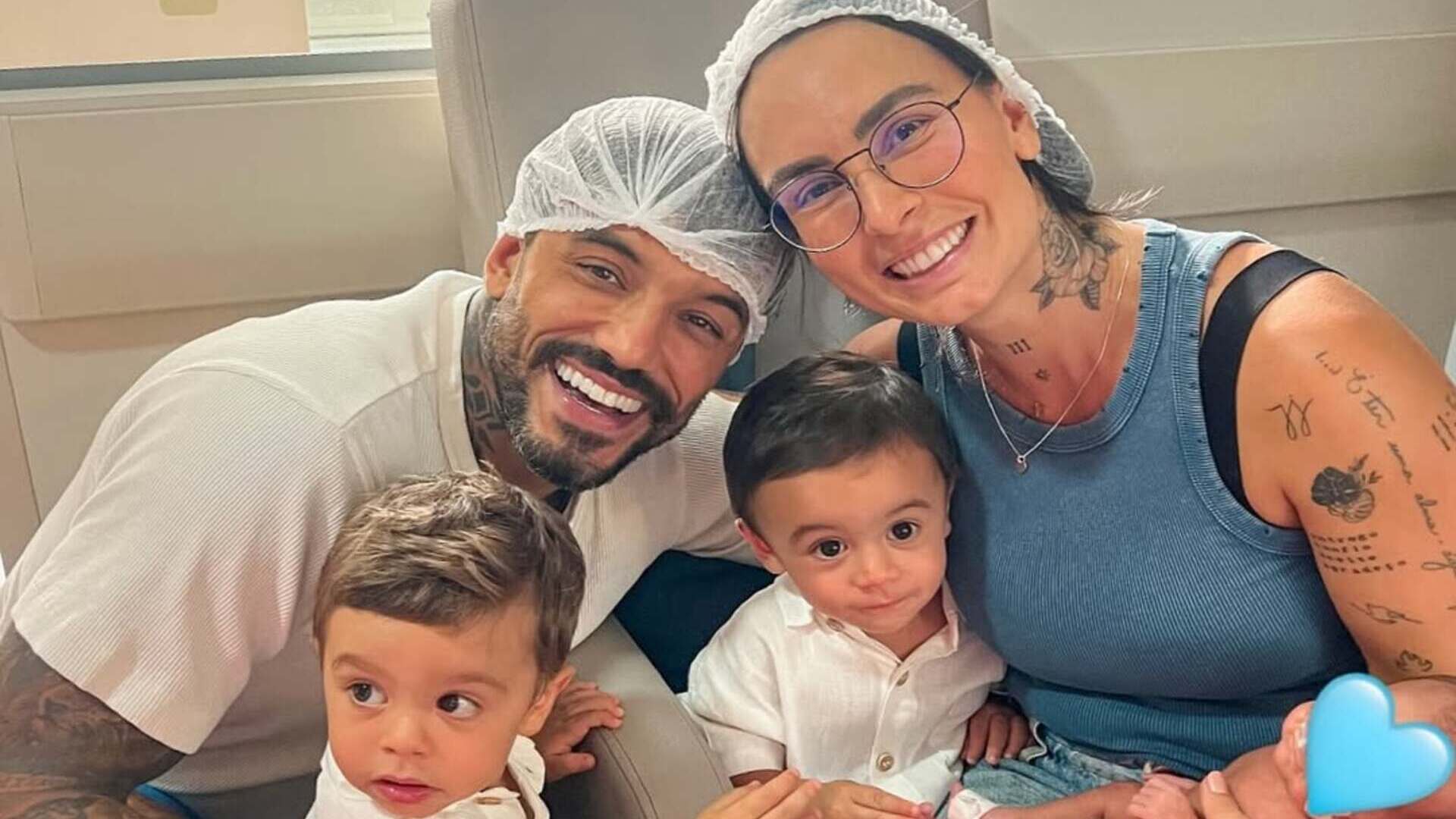 Filhos de Clara Maia e André Coelho conhecem o irmão
