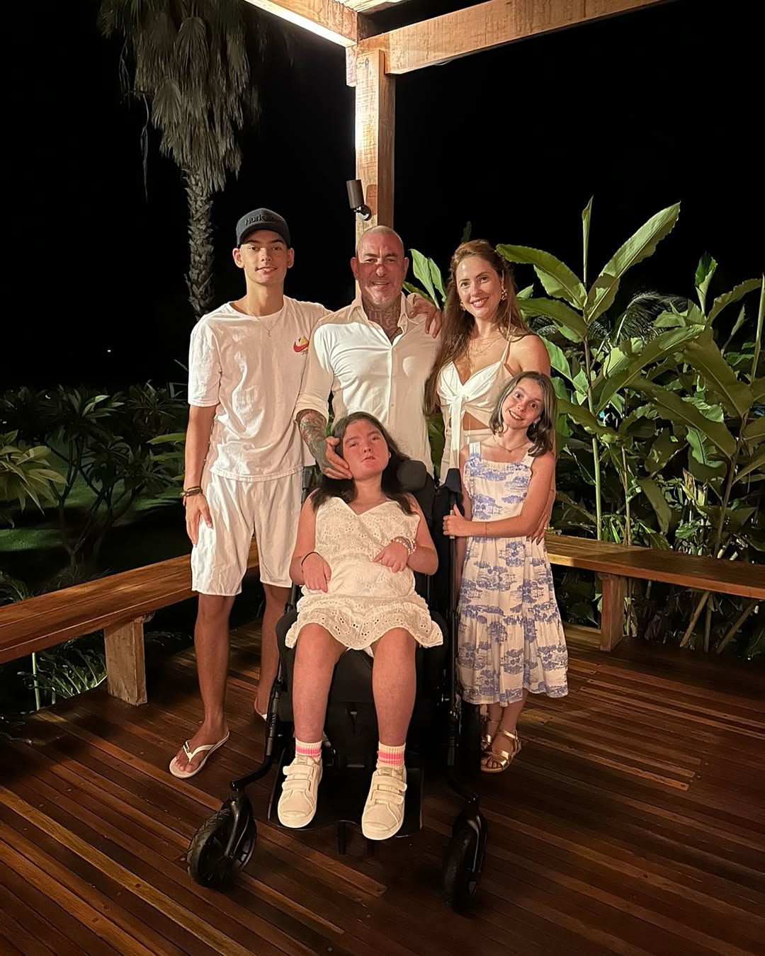 Henrique Fogaça com a atual esposa, Carine, e os filhos - Foto: Reprodução / Instagram @henrique_fogaca74