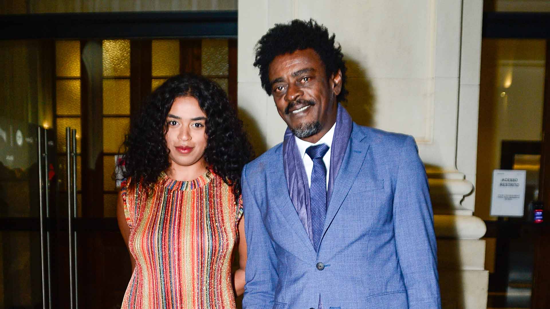 Seu Jorge surge com a filha Flor Jorge Silva em evento - Foto: Eduardo Martins / Brazil News