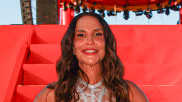 Recém-separada, Ivete Sangalo aposta em look com transparência para show