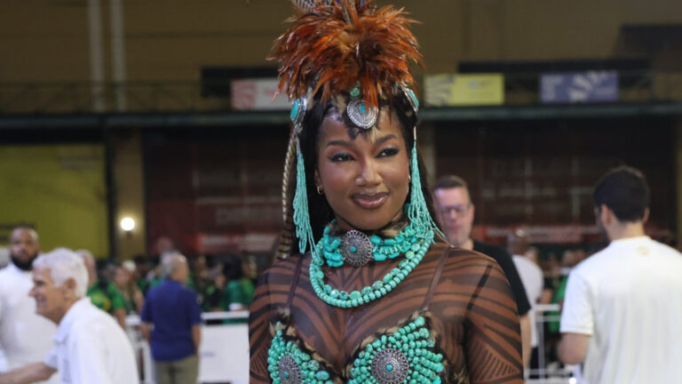 Iza se joga no samba em evento para o carnaval