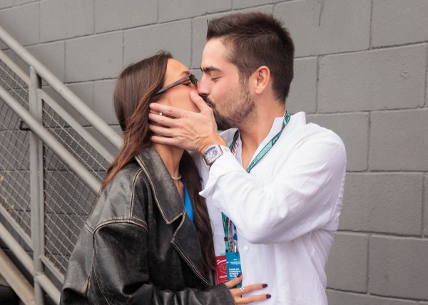 João Silva aos beijos com a nova namorada, Alexia Novelino 