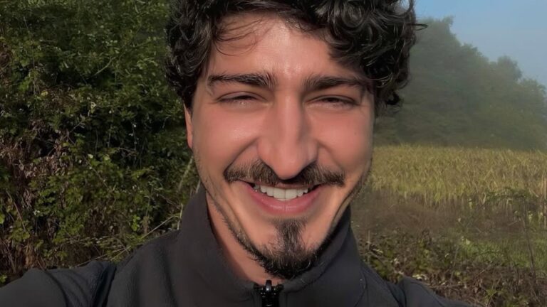 Johnny Massaro celebra o acolhimento da família ao se assumir: “Tenho sorte”